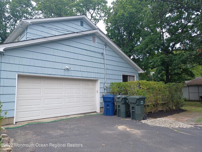 605 Carol Ave in Ocean Township, NJ - Foto de edificio - Building Photo