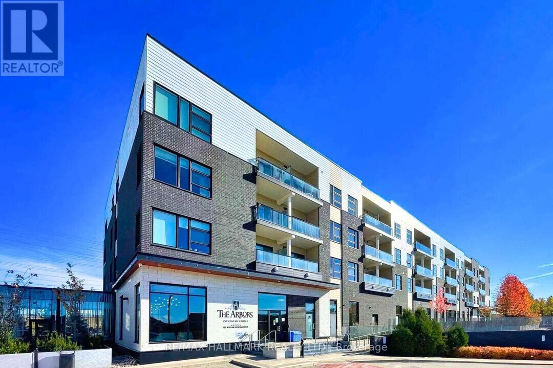 555 William Graham Dr in Aurora, ON - Building Photo