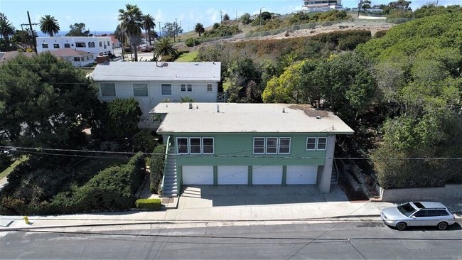 708-710 W 36th St San Pedro, CA 90731 in San Pedro, CA - Foto de edificio - Building Photo