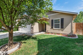 4994 N Newsham Ave in Meridian, ID - Foto de edificio - Building Photo