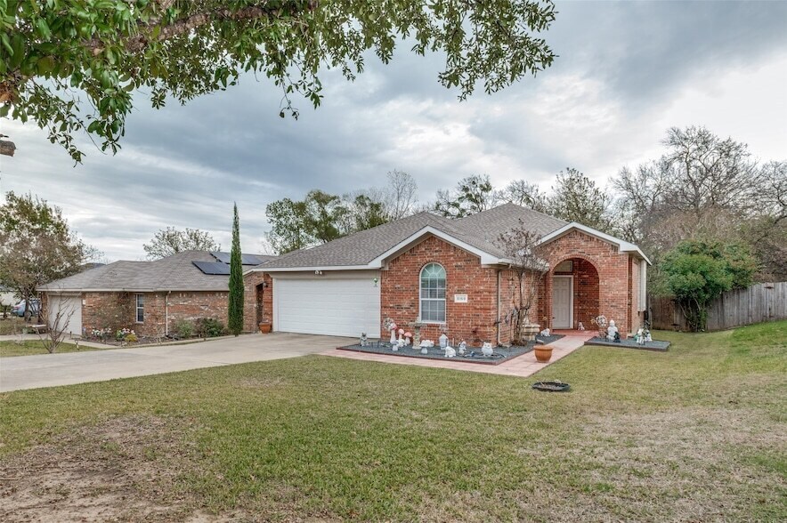 8169 Whitney Ln in Fort Worth, TX - Foto de edificio