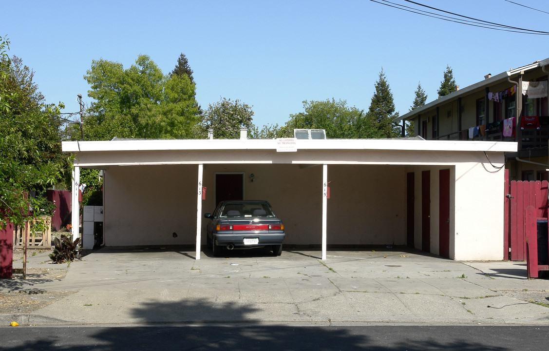 611 Manzanita St in Redwood City, CA - Foto de edificio