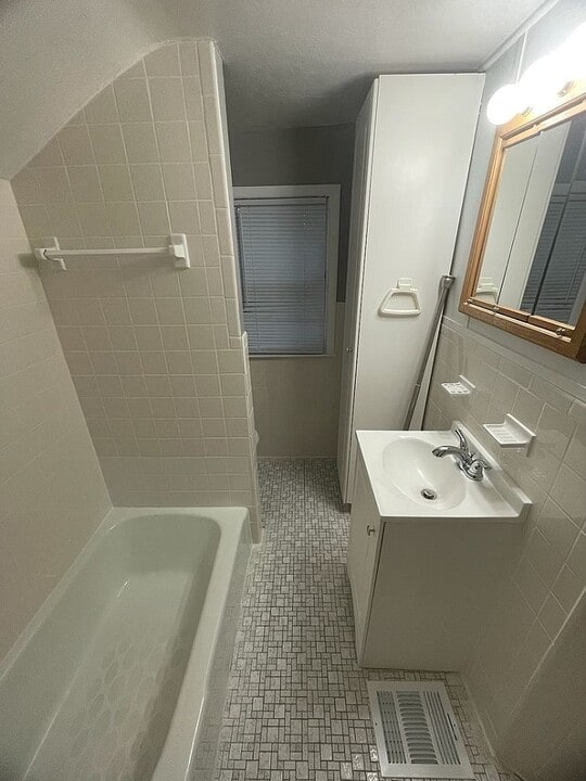 18 Carthage St in Fairfield, CT - Building Photo