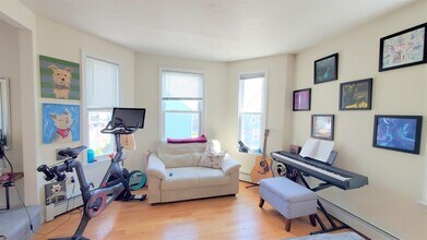 389 Columbia St, Unit 3 in Cambridge, MA - Foto de edificio - Building Photo
