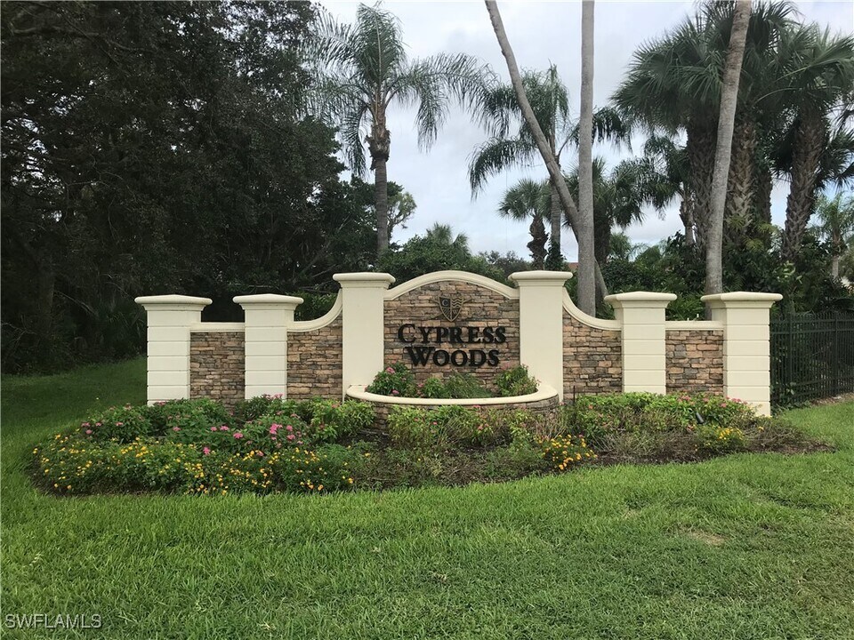 2855 Cypress Trace Cir in Naples, FL - Building Photo