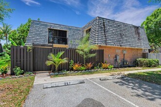 267 Arabian Rd in Palm Springs, FL - Building Photo - Building Photo