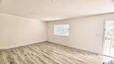 4892 Skipjack Dr in Huntington Beach, CA - Foto de edificio - Building Photo