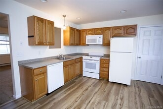 867 Van Wagner Rd in Poughkeepsie, NY - Building Photo - Building Photo