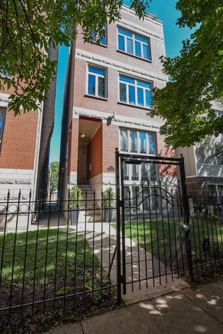 2134 W Crystal St, Unit 2 in Chicago, IL - Foto de edificio