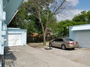 2204 W San Antonio St in New Braunfels, TX - Foto de edificio - Building Photo