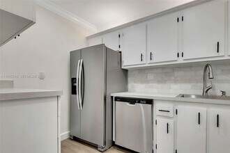 8000 SW 81st Dr in Miami, FL - Building Photo - Building Photo