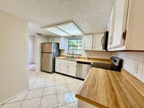 3416 Sunrise Villas Ct N in Tampa, FL - Building Photo - Building Photo