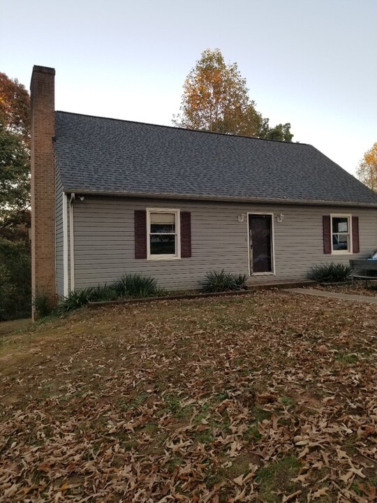 3322 Lighthouse Ln in Hudson, NC - Building Photo