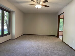 1120 E James St in Derby, KS - Foto de edificio - Building Photo