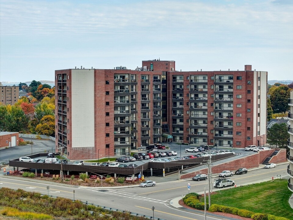 90 Quincy Shore Dr in Quincy, MA - Building Photo