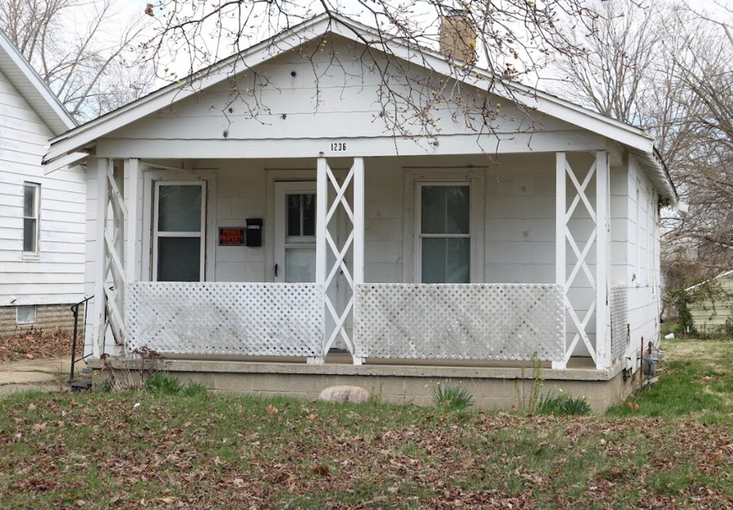 1236 E Moore St in Decatur, IL - Building Photo