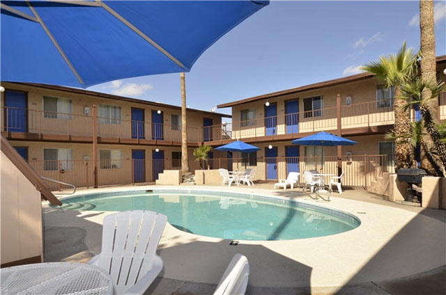 Northern Chateau Apartments in Phoenix, AZ - Building Photo - Building Photo