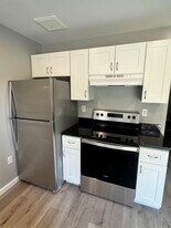 24 Monarch Wy in Portsmouth, NH - Building Photo