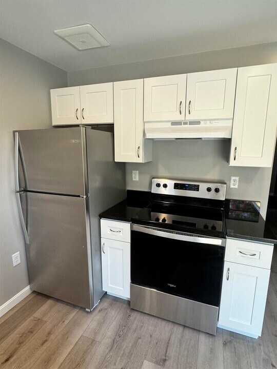 24 Monarch Wy in Portsmouth, NH - Building Photo