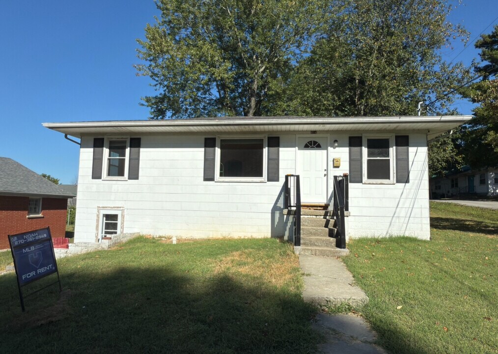 414 Churchill Ct in Elizabethtown, KY - Building Photo