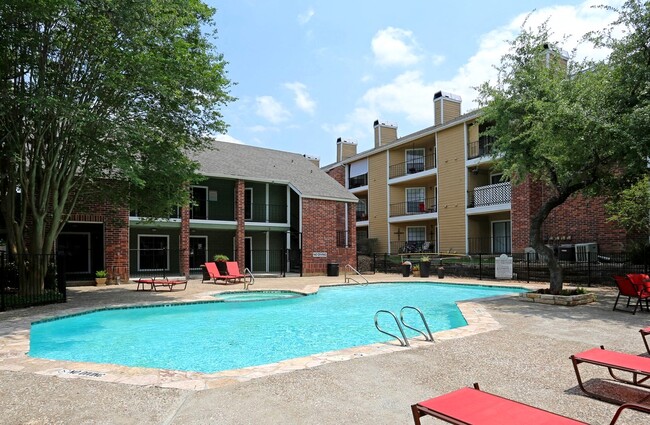 Sutton House Apartments in San Antonio, TX - Foto de edificio - Building Photo