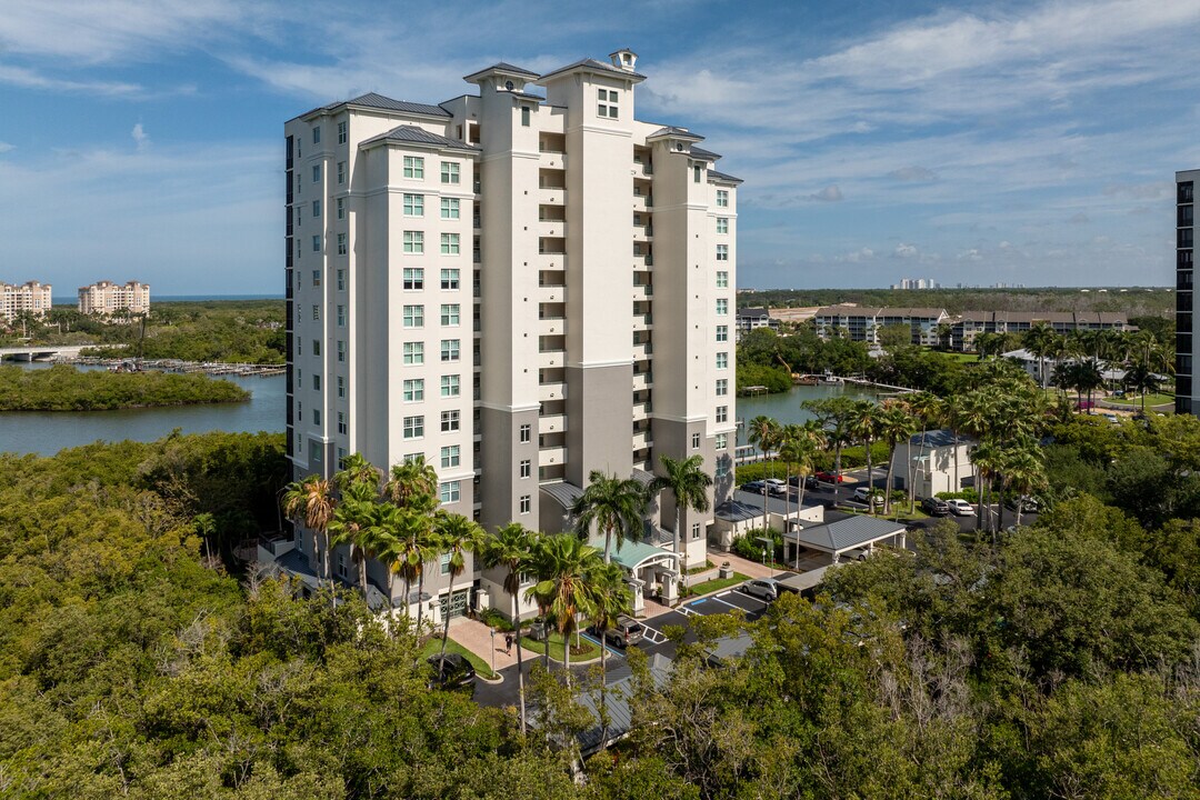 Bequia at Cove Towers in Naples, FL - Foto de edificio