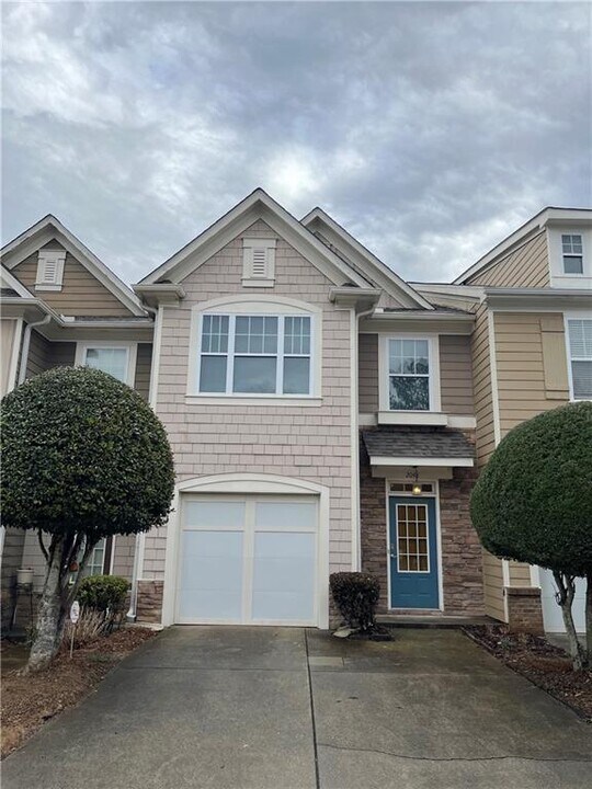 2048 Lakeshore Overlook Dr in Kennesaw, GA - Building Photo