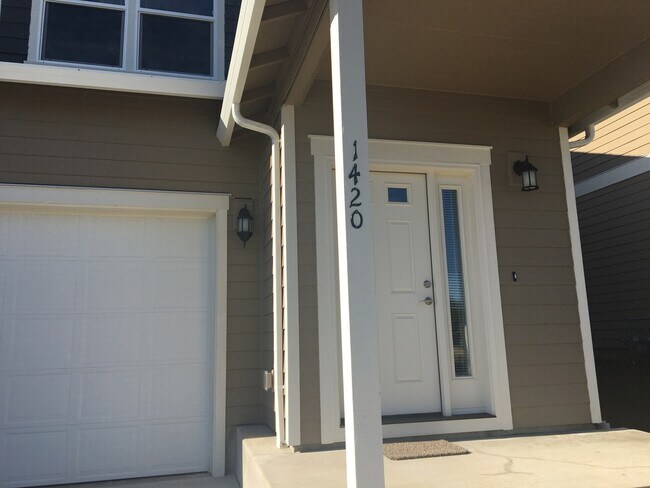 1422-1422 Marigold Dr in Independence, OR - Building Photo - Building Photo