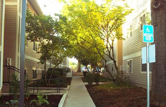 Crestview Court Apartments in Beaverton, OR - Building Photo - Building Photo