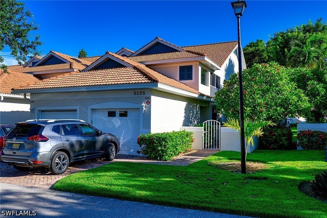 5125 Cedar Springs Dr in Naples, FL - Building Photo