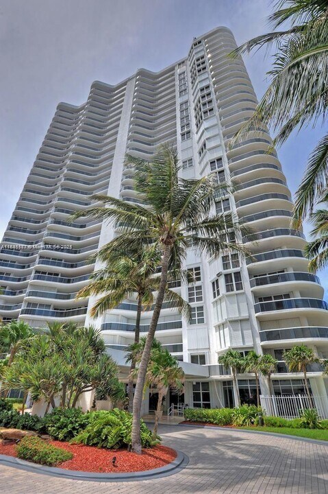 16711 Collins Ave in North Miami Beach, FL - Building Photo