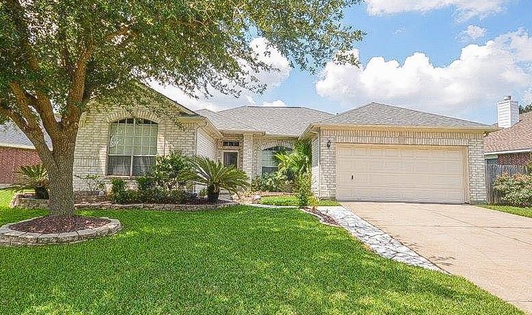 3003 Regata Run Dr in Friendswood, TX - Building Photo
