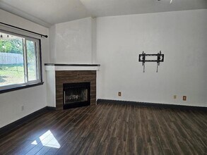 214 Maple Ln in Elgin, TX - Building Photo - Building Photo