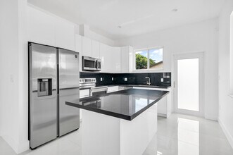 785 SW 7th Ave in Hallandale Beach, FL - Building Photo - Building Photo