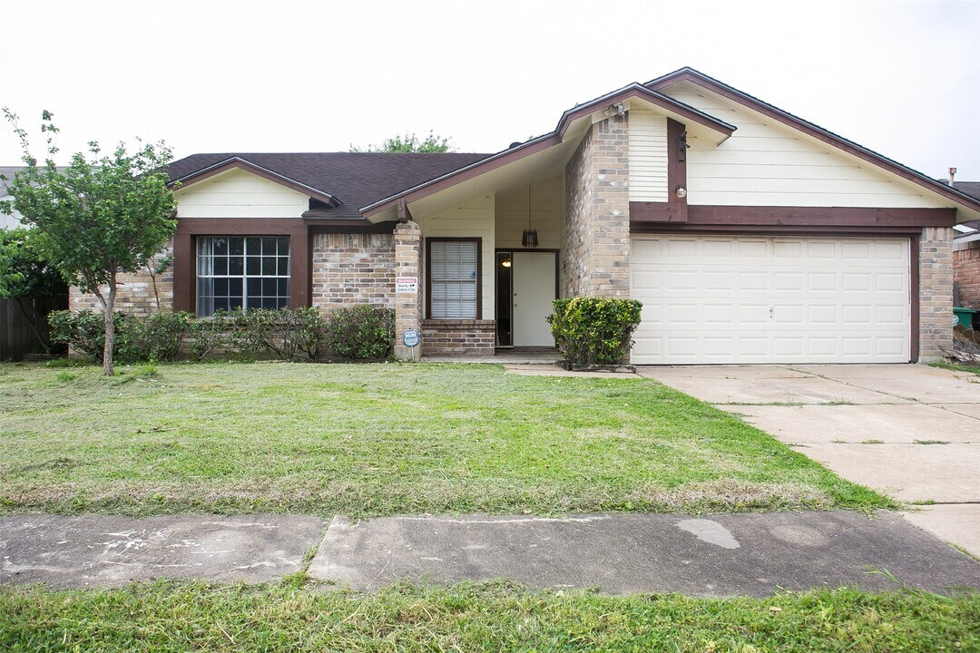 12051 Creekhurst Dr in Houston, TX - Building Photo