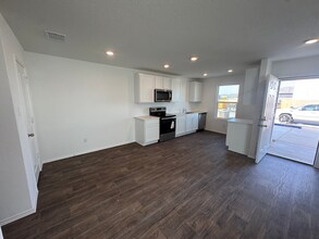 2058 Zephyr Lily in San Antonio, TX - Foto de edificio - Building Photo