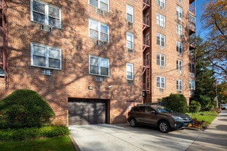 Wellesley Gardens in Little Neck, NY - Building Photo - Building Photo