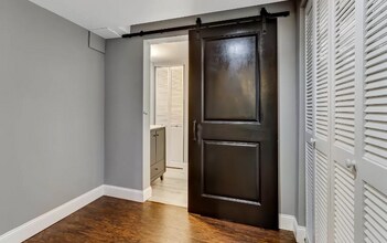 6858 Lockridge Dr NW in Atlanta, GA - Foto de edificio - Building Photo