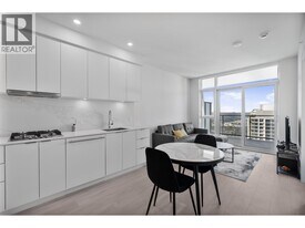 537 Cottonwood Ave in Coquitlam, BC - Building Photo