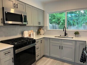 10505 Parkfield Dr in Austin, TX - Building Photo - Building Photo