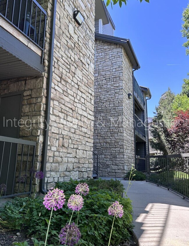 property at 2575 S Syracuse Way