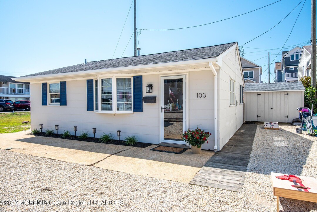 103 Albacore Dr in Seaside Heights, NJ - Building Photo