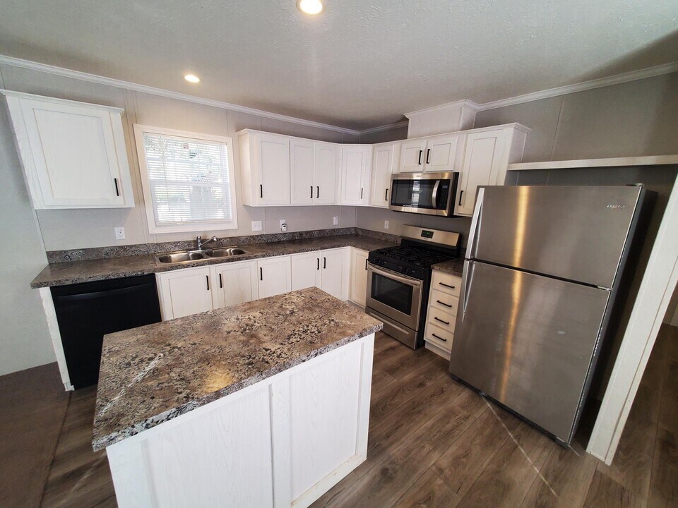 36 Canary Hill Dr in Orion Township, MI - Building Photo