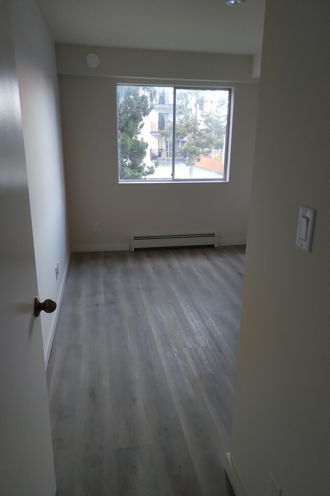 Lindsay Place in Esquimalt, BC - Building Photo - Building Photo