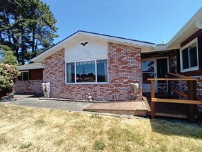 1525 Salmon Ave in Mckinleyville, CA - Building Photo - Building Photo