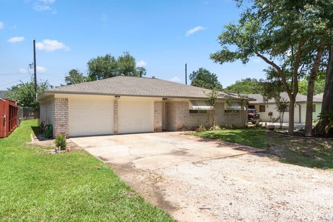 11030 Hayslip Ln in Houston, TX - Building Photo - Building Photo