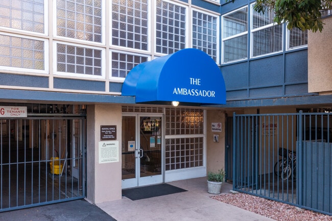 Ambassador Apartments in San Mateo, CA - Foto de edificio - Building Photo
