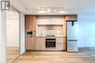 395 Square One Dr in Mississauga, ON - Building Photo - Building Photo