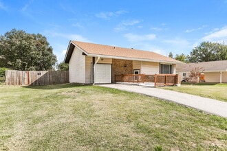 1690 Woodman Dr in Florissant, MO - Foto de edificio - Building Photo