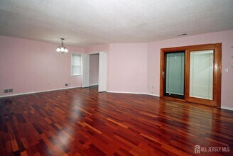 9 Sandpiper Dr in Sayreville, NJ - Building Photo - Building Photo